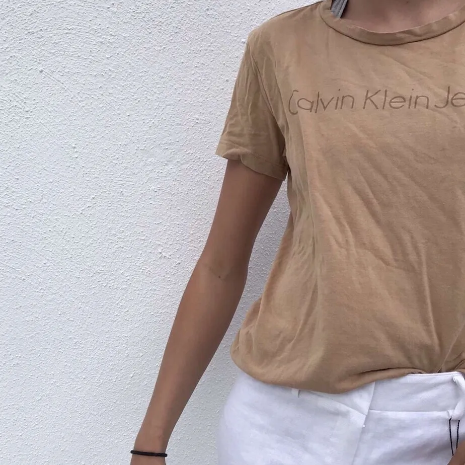 Säljer denna fina tröja från Calvin Klein i strl L men sitter som s ungefär. Bra skick. T-shirts.