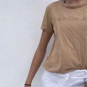 Säljer denna fina tröja från Calvin Klein i strl L men sitter som s ungefär. Bra skick