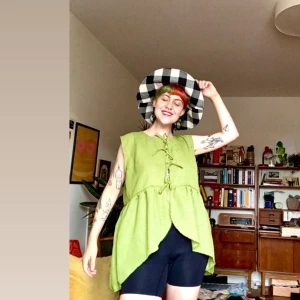 Blus/väst  - En väst eller ja varför inte en blus, gjord i grönt linne tyg. Går att ha som oversize (som jag på bilen) eller ja inte! Egensydd finns att hämta i gbg eller posta 