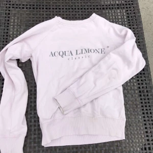 Aqua Limone tröja - Säljer denna super fina sweatshirt från Aqua Limone i fint skick. Strl xs