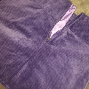 Monki kort kjol  - En nästan aldrig använd kort, lila kjol från Monki💜. Dragkedja men en knapp. Den är storlek M, men funkar nog för S också!