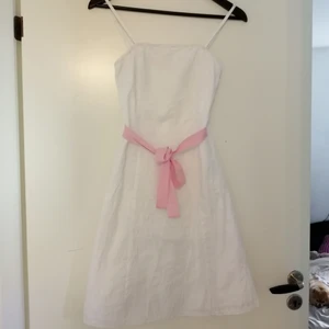 Söt midi sommarklänning  - Söt midi klänning med bra passform🌸 Går att knyta rosetten på framsidan och baksidan.  Axelbanden är avtagbara.   ❗Obs på bild 3 kan man se att jag sytt in ena bandet på framsidan då plasten gått sönder, men inget som syns när man har på sig klänningen.