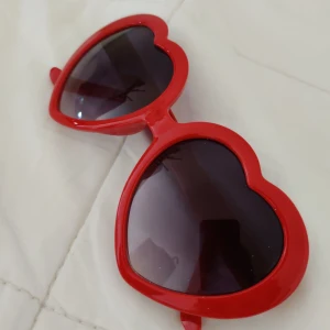 Söta solglasögon - Söta hjärtformade solglasögon i rött.