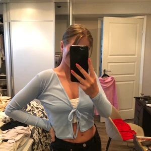 Super gullig kofta med Knyt! - Säljer min trendiga kofta med knyt! Storlek 36. Pris 100kr + frakt (149kr). Hör av er vid funderingar!!