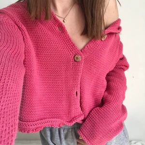 Rosa cardigan - Superfin croppad cardigan som är köpt vintage. Går att ha på sig åt båda hållen men jag föredrar att ha knapparna fram :) frakt tillkommer