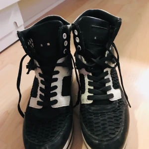 Snygga vit/svart sneakers m hög sula  - Snygga vit/svart sneakers m hög sula stl 40
