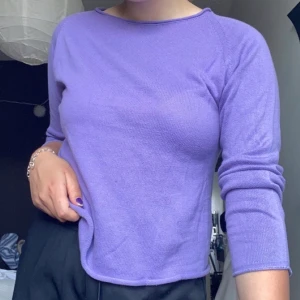 lila stickad tröja  - En jättefin och härlig stickad tröja. Sparsamt använd och därför har den inga skador alls. Vet inte vilken strlk den är men skulle gissa på S. Väljer man att frakta står köparen för det men kan alltid diskutera pris och byten. Skriv privat för mer info🥰