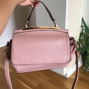 Elegant ”nude rosa” väska  - En väldigt fin nuderosa elegant väska säljes pga att den aldrig kommer till användning. Priset kan diskuteras och fler bilder kan jsälvklart skickas 🌸