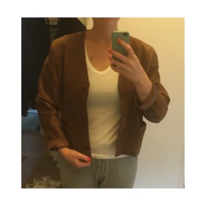 Mockajacka - En mockajacka jag ärvt. Ledig, Lite bredare axlar men vaddarna är borttagna. Knapparna är rätt lösa så de kan man sy fast bättre. Jag har bara använt jackan öppen . Står ingen storlek men skulle säga en lös small/medium .. typ 38/40