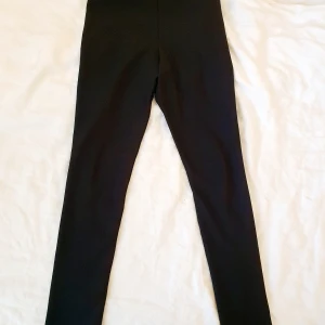 Ribbade svarta tights, hög midja!  - Snygga, sköna tights som är smal-ribbade och med hög midja. Kan hämtas i Malmö eller postas. Köparen står för frakt. 