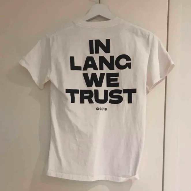 En supersnygg t-shirt från helmut Lang! Nypris ligger på: 2,200 kr. . T-shirts.