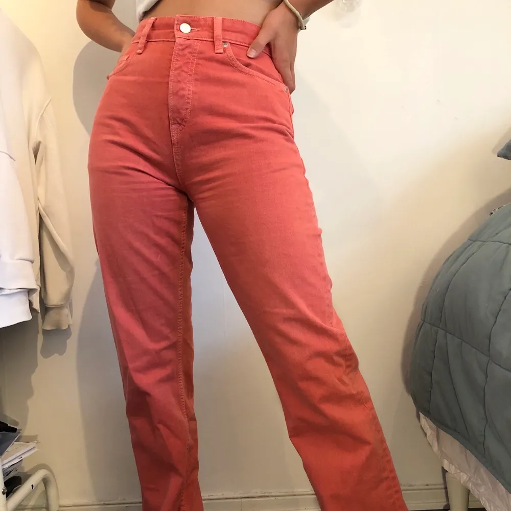 Säljer dessa supersnygga rosa jeans från Pepe Jeans som tyvärr är lite för små för mig. Helt nya, använt dem 2 gånger. Storlek 25 men är stora i storleken så passar även storlek 26. Nypris: 799                                                 Köparen står för frakten. Jeans & Byxor.