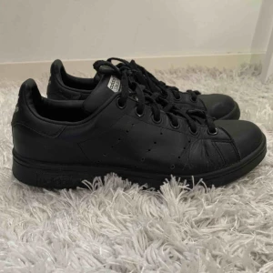  - Svarta Stan Smith från Adidas! Köpta för 699