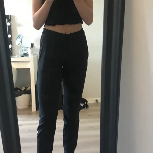 Svarta adidas mjukisbyxor - Sitter jättefint på, säljer pågrund av att de är alldeles för korta för mig som är 173 ungefär. 