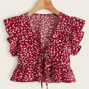 Sommarblus - Väldigt fin sommarblus som passar många. Tröjan är knutna vilket gör att den passar både Xs, S och M. Väldigt fin röd färg som är ursnygg till ett par blåa höga jeans. Helt perfekt för en varm sommardag. Aldrig använd💕