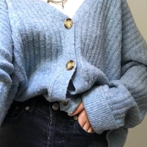 Kofta - Säljer min blåa kofta från zara. Storlek L men jag är vanligtvis xs och den sitter lite overzie🦋🌟 frakten ingår inte