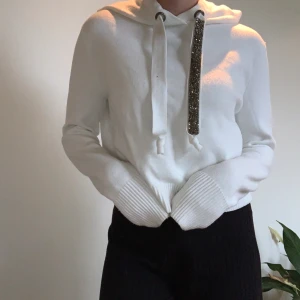 Zara hoodie i skönt material - Såg nu i efterhand att ena snöret snurrat på sig men det e stenar på både snörena. Nästan aldrig använd, väldigt skönt material, varm, frakt 59kr