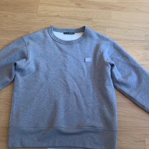 Acne Studios Fairview - 9/10, inga märken, sparsamt använd, fraktas i Acne Studios lådan samt den rosa papperspåsen. Storlek XXS men sitter som en XS-S. Finns fler bilder vid intresse! Skicka gärna seriösa bud i PM!