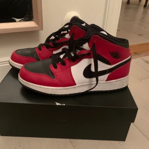 Jordans  - Säljer mina jordan 1, då de knappt kommer till användning, använda ett fåtal gånger och är i toppskick! Möts upp i Stockholm eller fraktar, köparen står för frakten!💗 (är som 39 i strl)