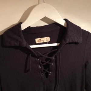 Hollister tröja med snörning  - Säljer denna tröja som  var mycket trendig för ett antal år sedan. Den passar fortfarande mig. Materialet är väldigt stretchigt. Ej sliten 💕⭐️