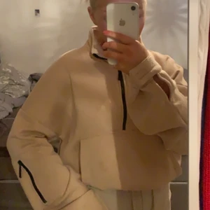 half sip up hoodie - en sparsamt andvänd tröja från ”prettylittlething”.          köpt för: 180kr. (exklusive frakt)