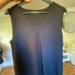 Väst - Jättefin svart väst från ZE.ZE. Storlek S/M. Helt ny tröja, aldrig använd.