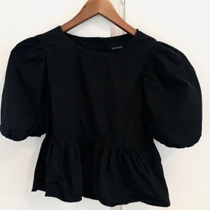 Ballon sleeve/ puff ärms top från monki - En jättefin ballong arm/puffarm topp från monki. Använd 2 gånger så i fint skick. I storlek S. Frakt tillkommer som köparen står för. Priset går att diskutera. Vid frågor så är det bara att höra av sig.