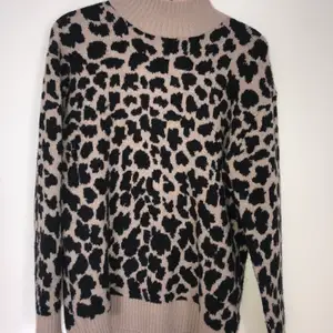 Leopard tröja från NA-KD. Nypris 499kr säljer för 250kr. Storlek xs