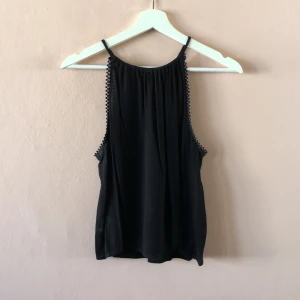 Söt topp med spets - Söt topp från H&M. Använd fåtal ggr.