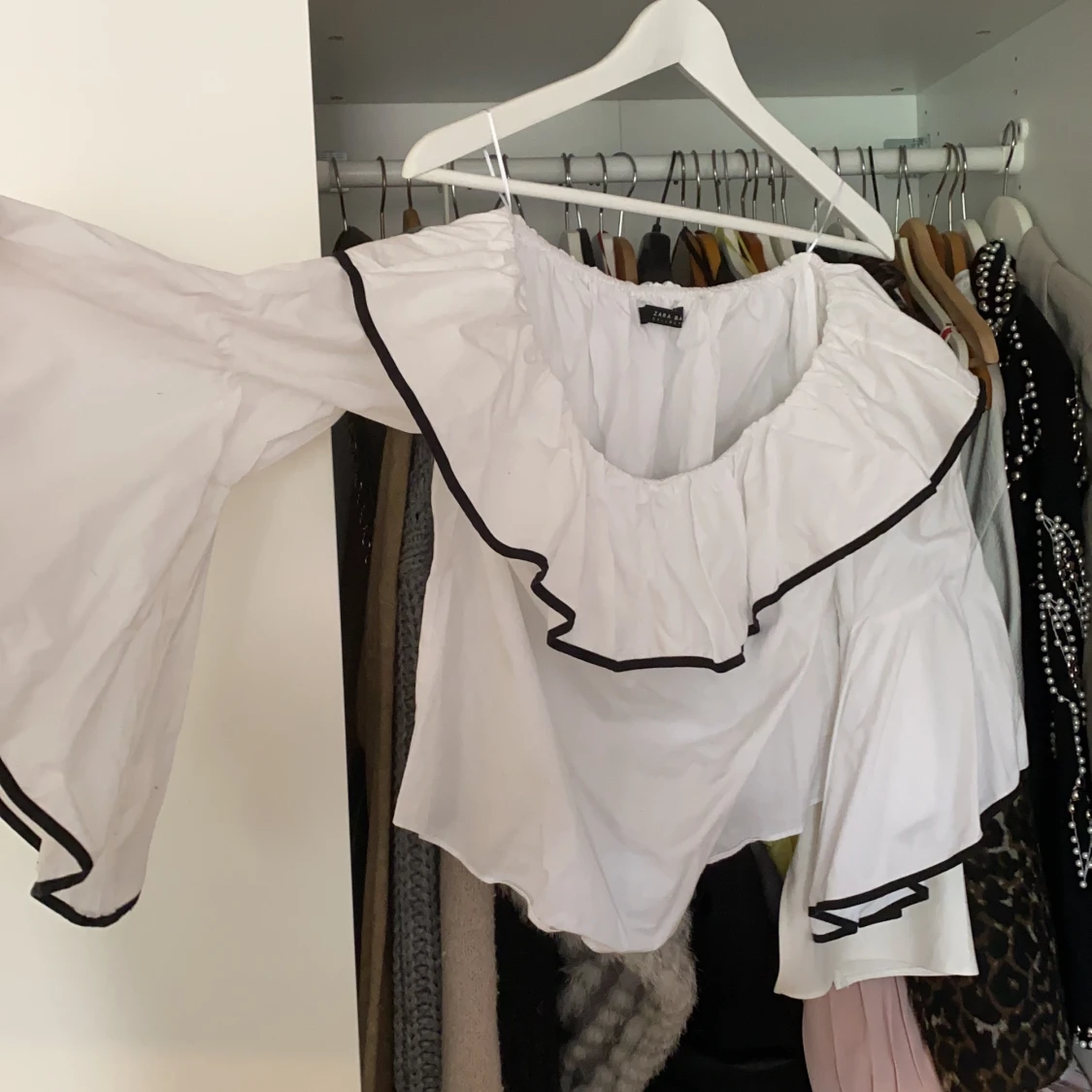 Off-shoulder topp vit