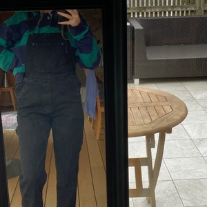 Hängselbyxor🔆🔆 - svarta hängselbyxor som tyvärr inte passar längre🪐🪐🪐 Frakt tillkommer!!