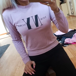 Tröja - Tröja från HM i storlek xs, passar även mig som är en s. Använd några gånger. 60 kr 🌸