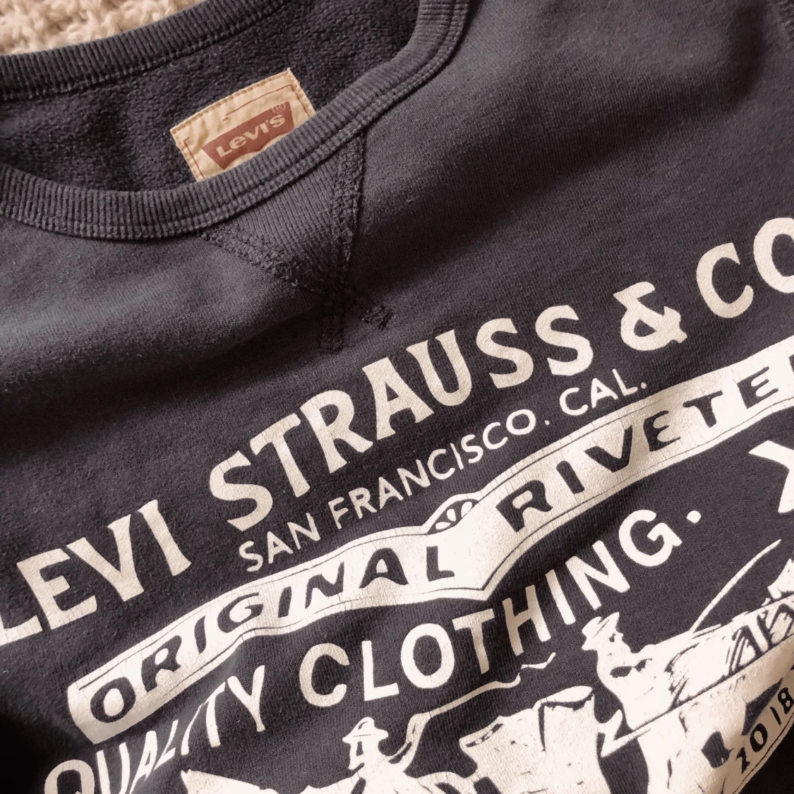 Levi’s collegetröja 100kr  - 90