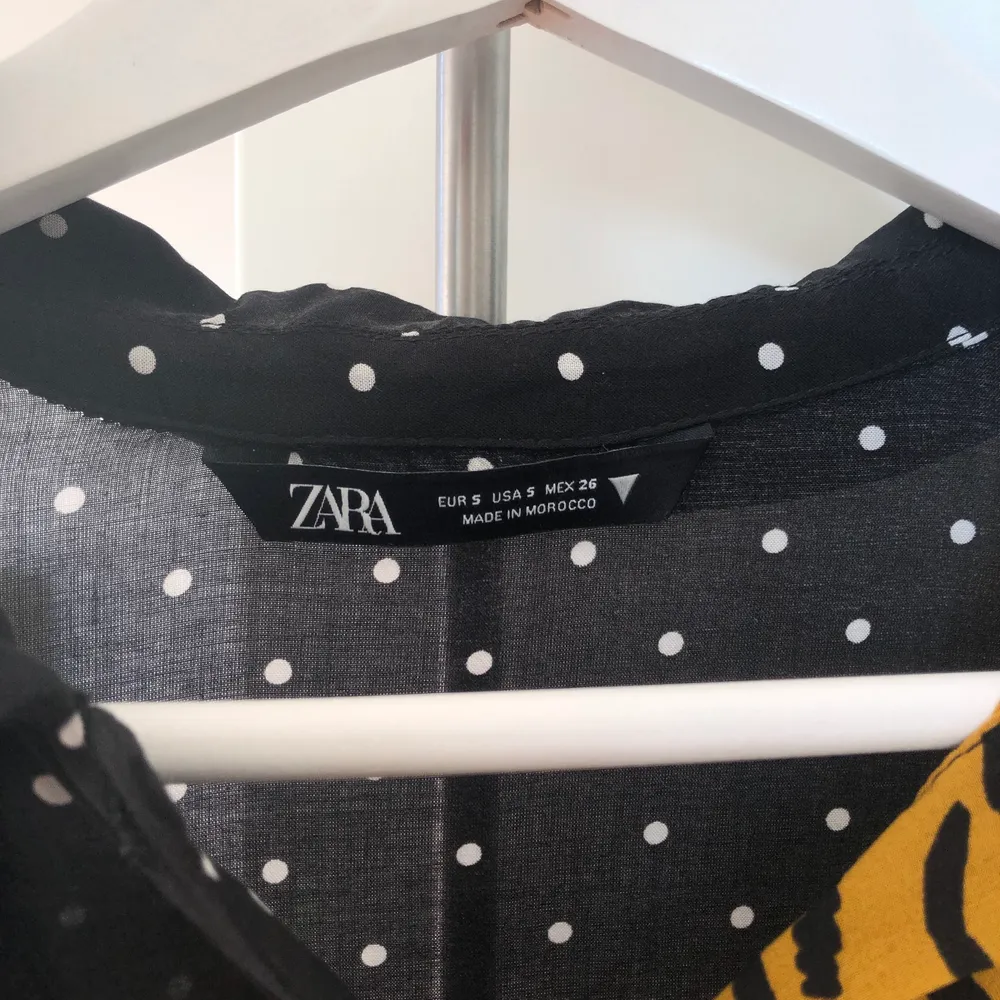 Skjorta med coolt tryck från Zara som både är fin att ha stängd som på bilden eller öppen med något under! Storlek s men skulle säga att den är lite större i storleken. Skjortor.
