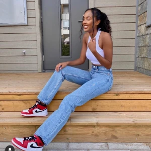 Weekday rowe jeans - Säljer dessa klassiska weekday jeansen i modellen rowe. Dem är supertrendiga och sitter skitsnyggt på. Har aldrig använt dem då de är lite för tajta över rumpan på mig. Frakt tillkommer.