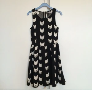  - Skater dress med kattmönster. Stretch
 Använd en gång 