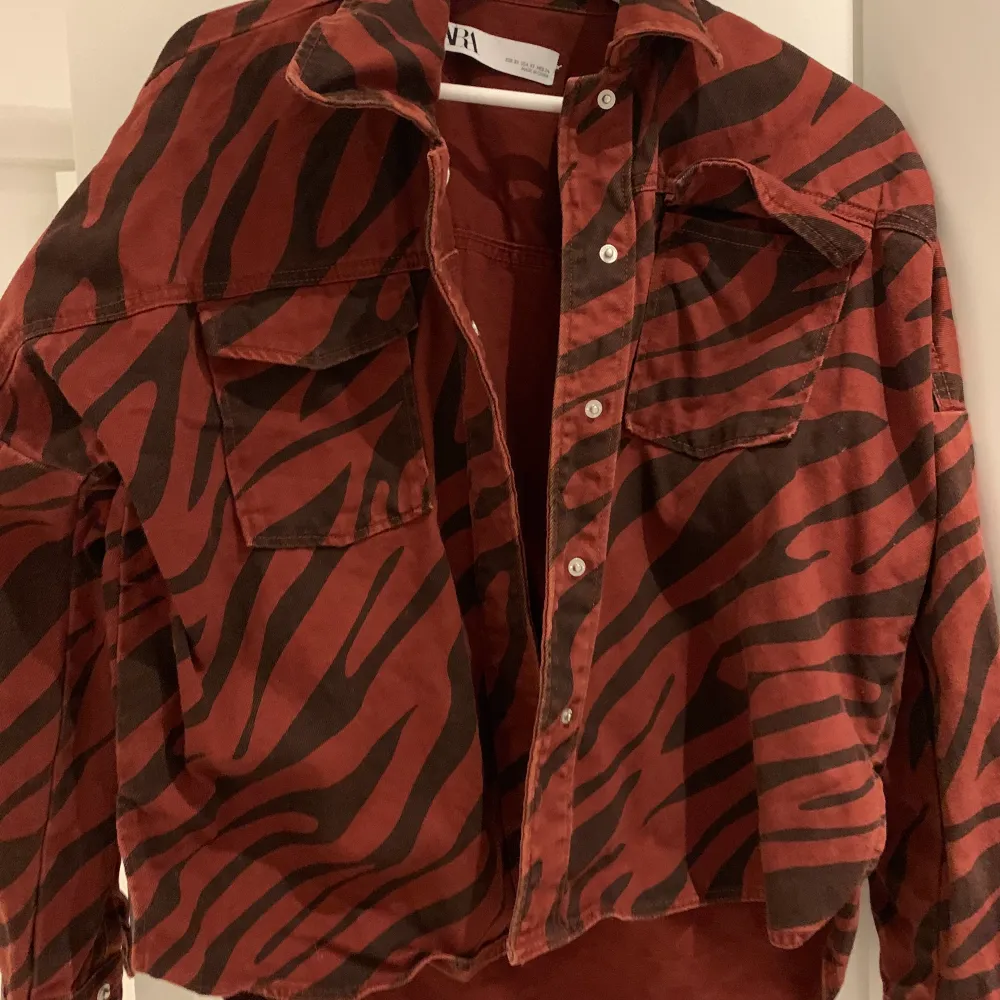 Så cool röd zebra jacka från zara dam i storlek xs men passar även s och m! Perfekt till hösten👌🏾 I väldigt fint skick. Köparen står för frakten. Jackor.