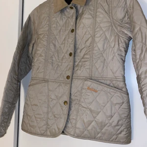 Barbour jacka - Hej säljer min Barbour jacka. Har använd den knappt två tre gånger. Storlek- 164 eller S men passar XS också. 