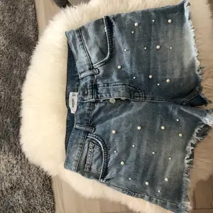 Jeansshorts med gulliga pärlor på (går att dra bort)! Tyvärr för små för mig nu:( köpta på Mango för 269 och i storlek S