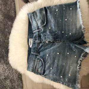 Shorts - Jeansshorts med gulliga pärlor på (går att dra bort)! Tyvärr för små för mig nu:( köpta på Mango för 269 och i storlek S