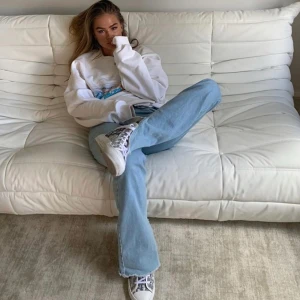 Nakd jeans  - Riktigt snygga jeans med slits. Nästan helt oanvända och mycket fint skick! Ordinarie pris: 550kr