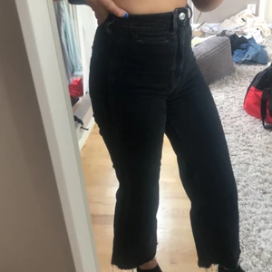 Högmidjade svarta vida jeans - Jättesköna i materialet då de är väldigt stretchiga. Har lite naturliga slitningar längst ner. Tror att själva modellen är lite kortare i längden så skulle säga att de passar de som är mellan 155-160 om man vill ha de lite längre. Jag är 163 och gillar inte korta jenas. De är från hm och har haft de i ksk 1år snart men de är fortfarande väldigt fina i skicket. Säljer pga. För små. Frakt tillkommer❤️ pok