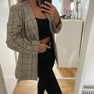 Blazer från gina - Använd max 3 gånger så soom ny. Oversized och jättefin men kommer inte till användning. Har även bälte som skickas med. Strl 40 (jag har vanligtvis 34), jag står för frakten!