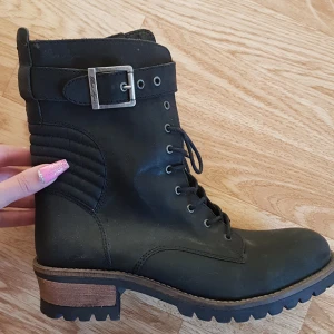 Rosa Negra kängor - Fodrade skinnkängor från Rosa Negra, i storlek 40. Varma och sköna! Endast testade men storleken passade ej tyvärr. Lite dammiga på bilden men det fixas till innan leverans såklart. Nypris 995kr, säljer för 500 kr 🌸