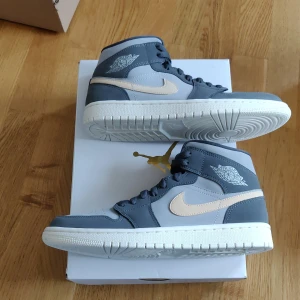 Nike air Jordan 1 MID Grey onyx - Ett par oanvända Jordan air mid 1 Grey onyx i storlek 40 säljes. En riktigt eftertraktad modell. 1900kr eller bud. Äkta