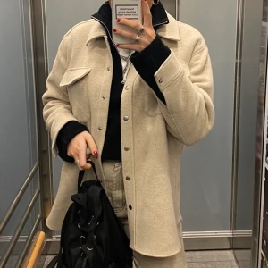 Höstjacka - Gör en intressekoll på denna beiga höstjacka från & other stories som är slutsåld. Jättefin men använder den nästan aldrig (använd ca 5ggr). Nypris 1200kr säljer för 750kr🥰  