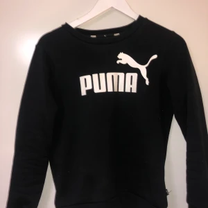 Svart Puma sweatshirt  - Svart puma sweatshirt i väldigt fint skick, använd fåtal gånger, storlek 152, men passar även xs 