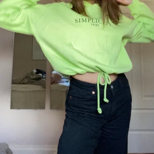 Mysig hoodie från Gina - Neon grön hoodie från Gina i stl S. Har snörning i midjan så man kan knyta den som jag har gjort eller bara låta va. Skriv för fler bilder eller frågor.