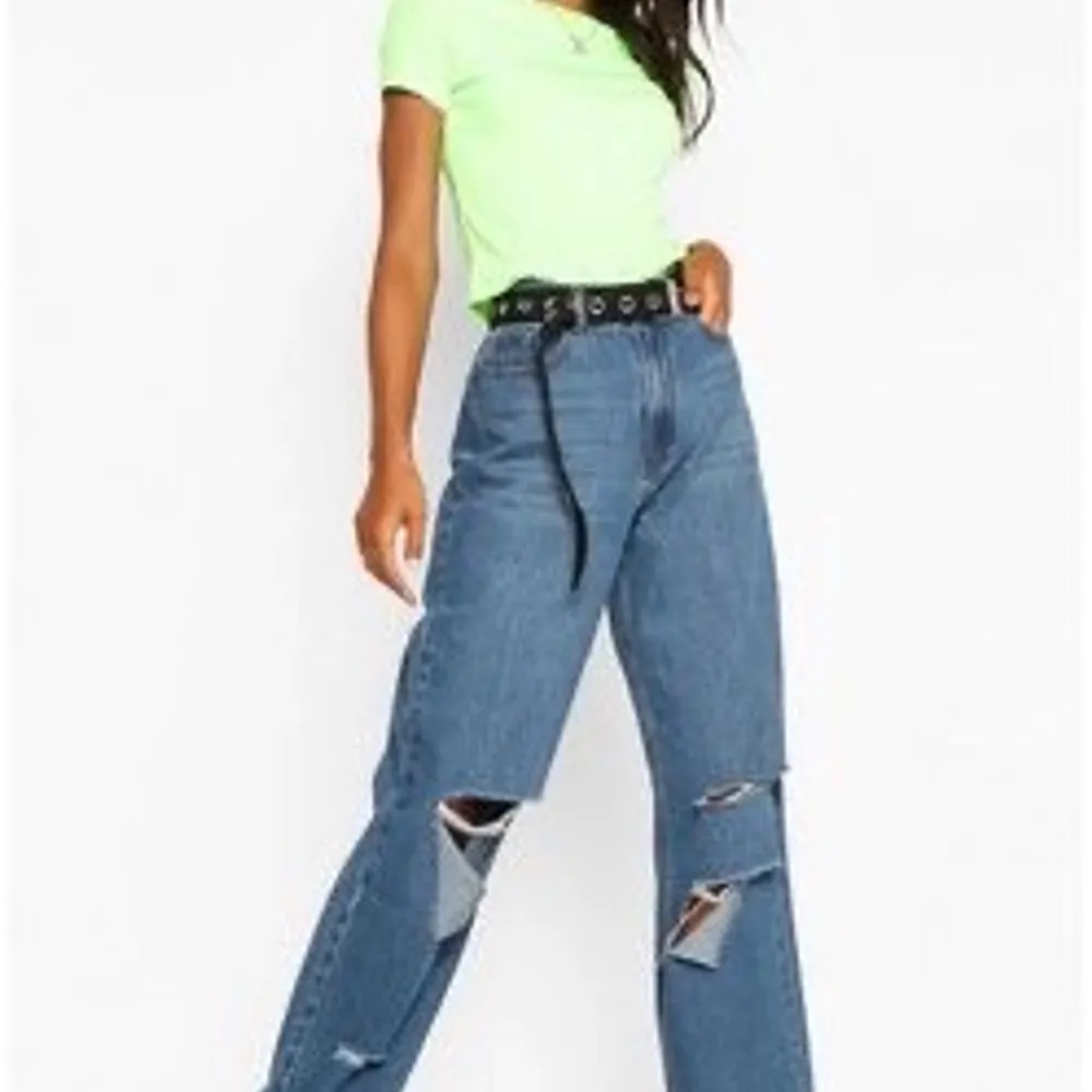 Snyggaste jeansen ifrån Bohoo. Helt nya och oanvända. Normala i storleken men något långa på mig som är 169cm. Finns bilder att få vid intresse. Priset är exk frakt.. Jeans & Byxor.