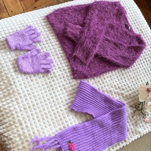 Vinterkläder - Säljer tröja + regnbyxor i storlek 140/142. Vantar och halsduk på köpet. 